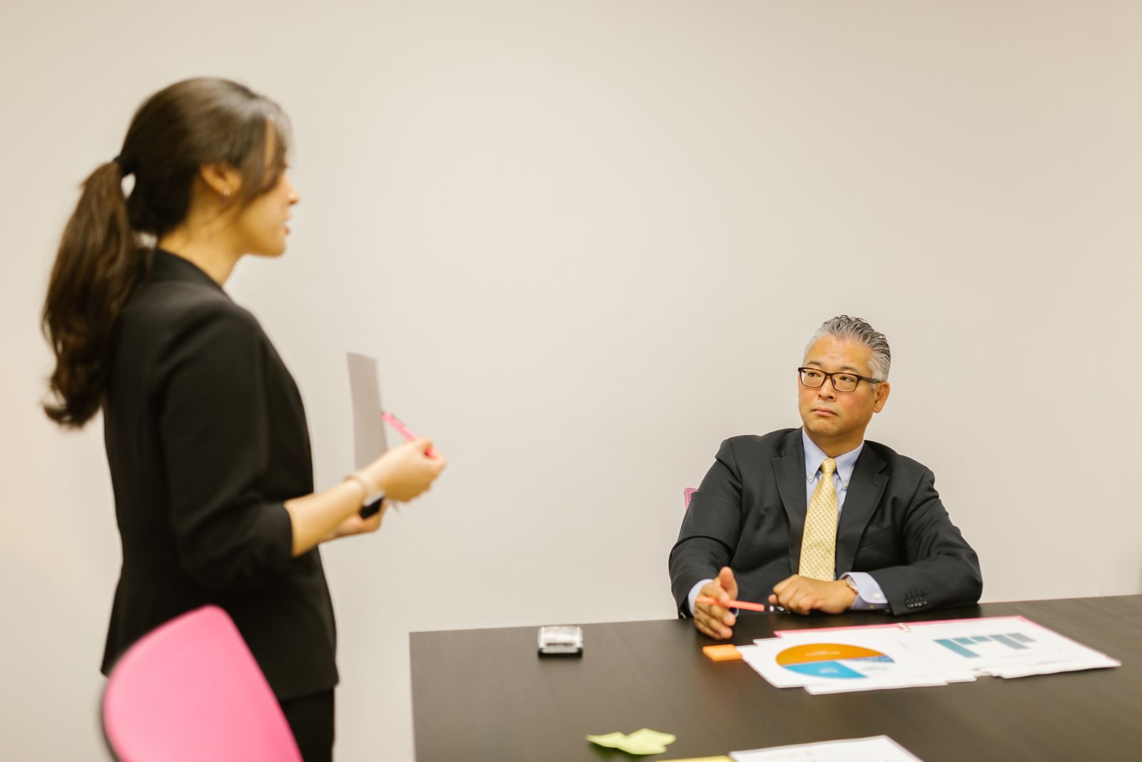資料を見せながら説明する様子