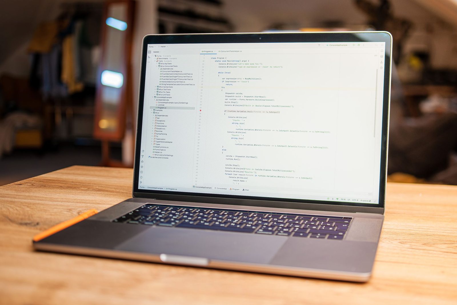 プログラムが表示されたノートパソコン