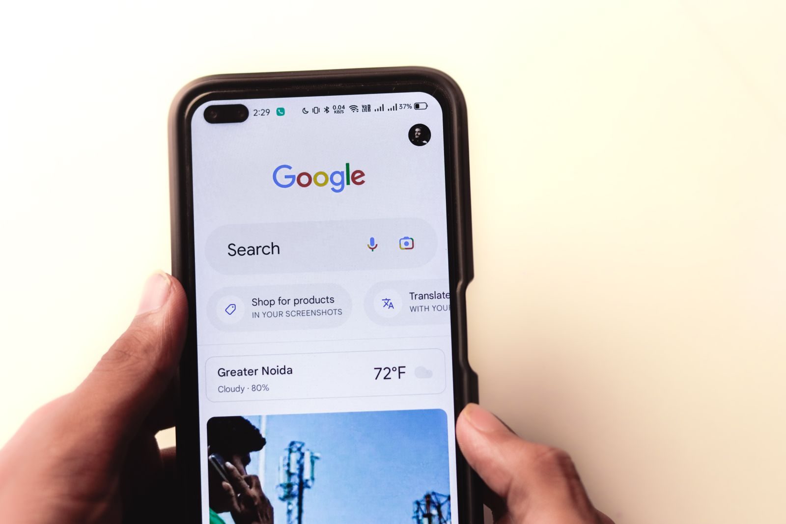 スマートフォンで検索する様子
