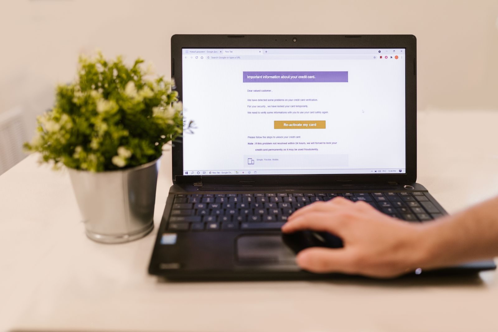 フォームを表示したノートパソコン