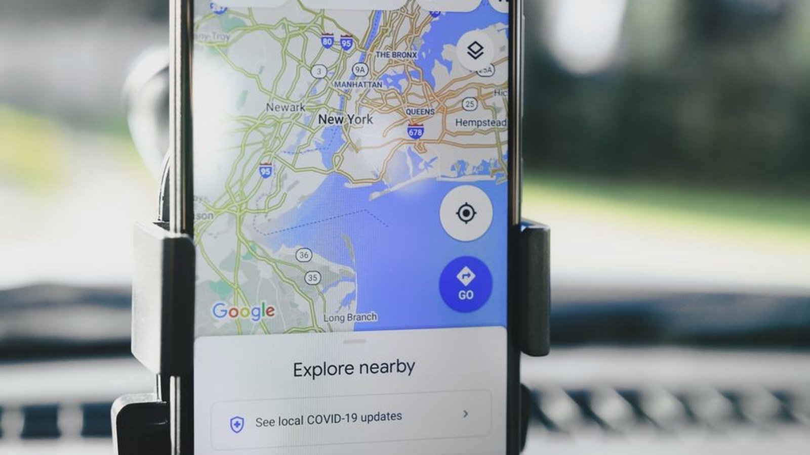 スマートフォンの地図アプリで近くの店舗を探す